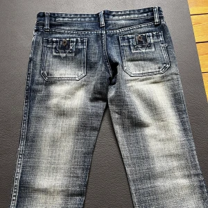 Diesel jeans -  bootcut jeans från diesel med detaljer på bakfickorna! står storlek 29 på dom men de är mycke mindre  så de passar nån med typ 26-27 i midjan. 32 i längden!
