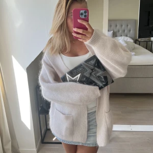 Kuvert väska - Säljer denna AS snygga kuvert väskan från Rebecca Minkoff. Nypris 1 800. Välidgt bra skick ☺️