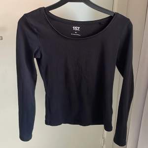 En svart långärmad tröja från Lager 157 i stl XS💗Den är insydd i midjan, så på blid 2. Fint skick!
