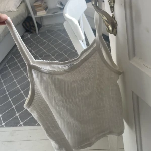 Spetslinne - För litet för mig och därför inte använt. Köparen står för frakt📦