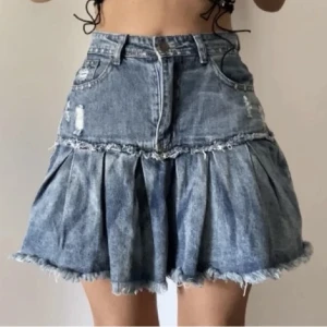 Jeanskjol  - Säljer vidare då den inte passa. Snygg 2000-tals jeanskjol, storlek L