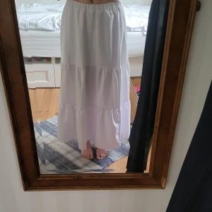 Vit långkjol - Jättefin vit långkjol. Använd fåtal gånger. Strl m