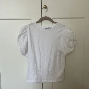 T shirt från Zara med puff ärmar - Aldrig andvänd!