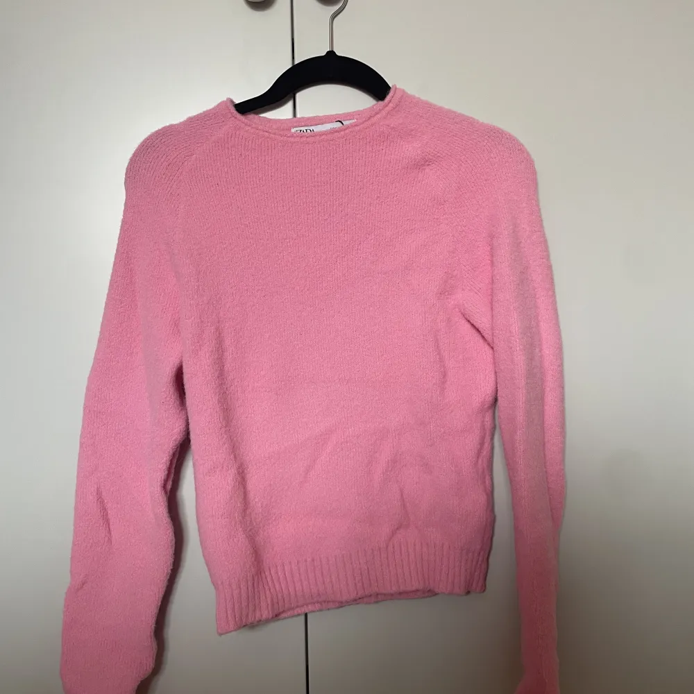 Söt rosa stickad tröja från Zara i stolek S för 150kr + frakt. Stickat.