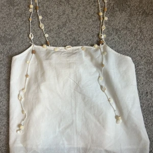Fin sommar blus  - Säljer denna fina blusen från zara då den ej kommit till användning, helt oanvänd. Hör av er om frågor eller funderingar💞
