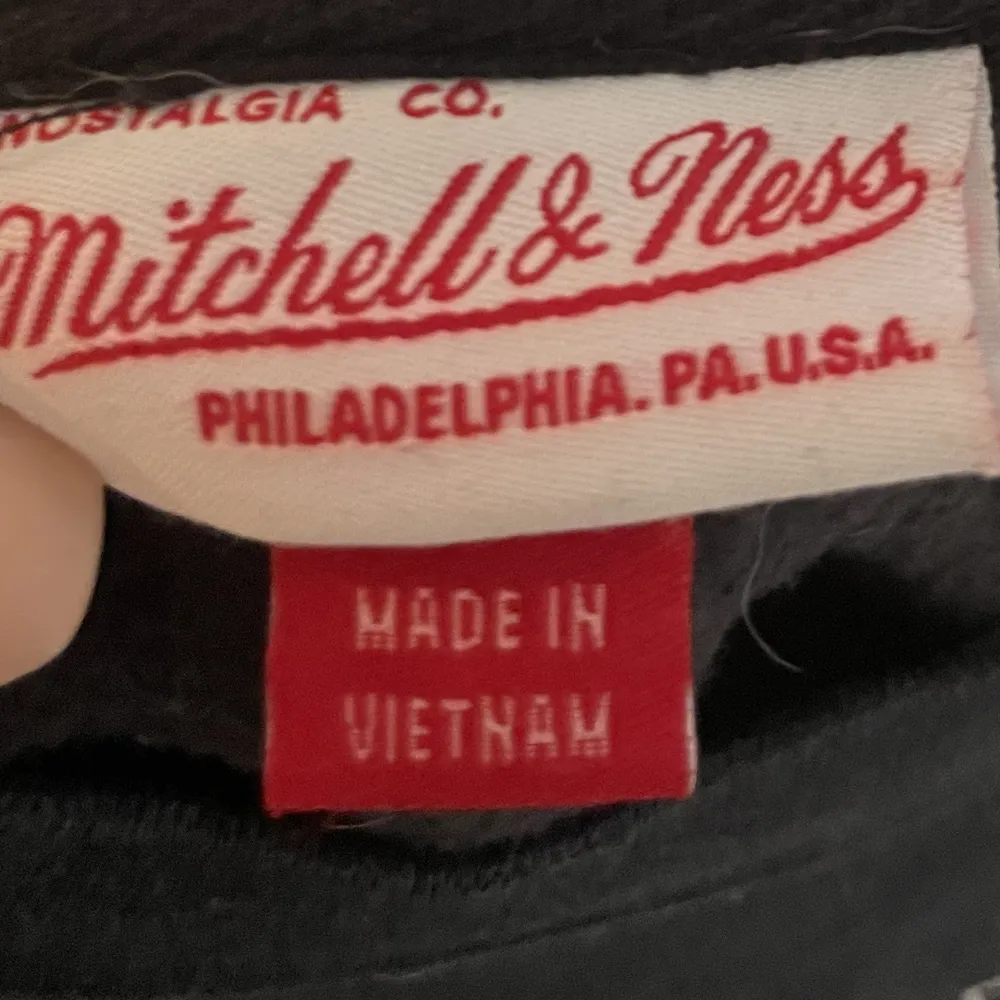 Mitchell and ness hoodie i storlek m. Hoodies.