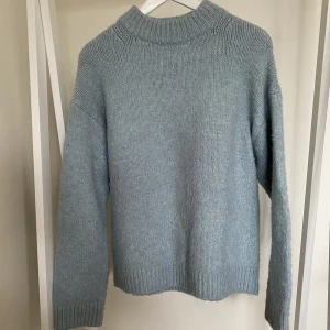Stickad tröja - Stickad tröja från H&M. Knappast använd. Köpte för 299 kr. Säljer för 120 kr.  Storlek S. 