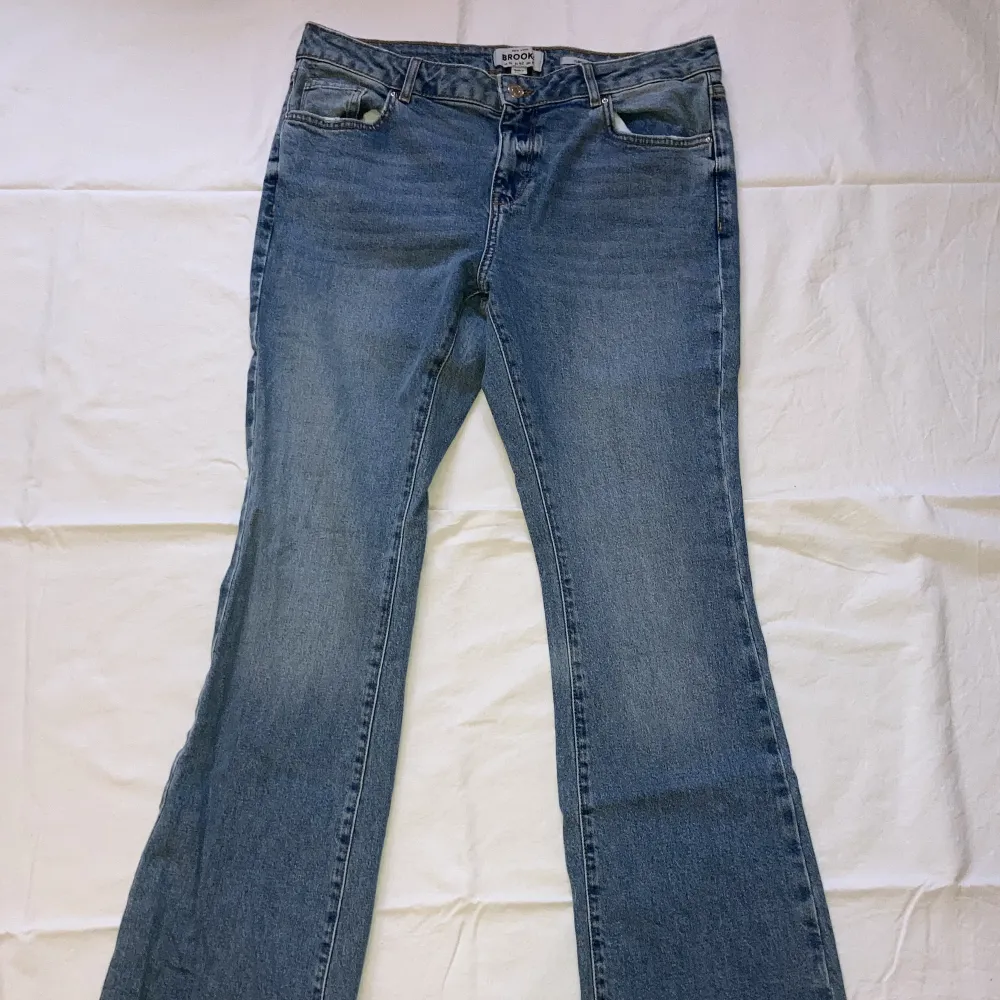 Blåa flare jeans från märket brooke med fickor både fram och bak, köparen står för frakten och priset går att förhandla . Jeans & Byxor.