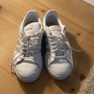 Adidasskor - Säljer dessa söta adidasskor, endast använda 2 gånger! Dom är vita med lila ränder och i storlek 36 2/3.