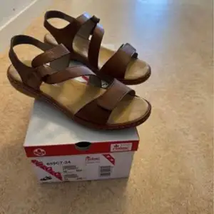 New shoes sell ​​them for half the original price nearly Brown sandal Rieker origana 399kr Navey Rieker 399kr You kan see the origanal prise on the box 