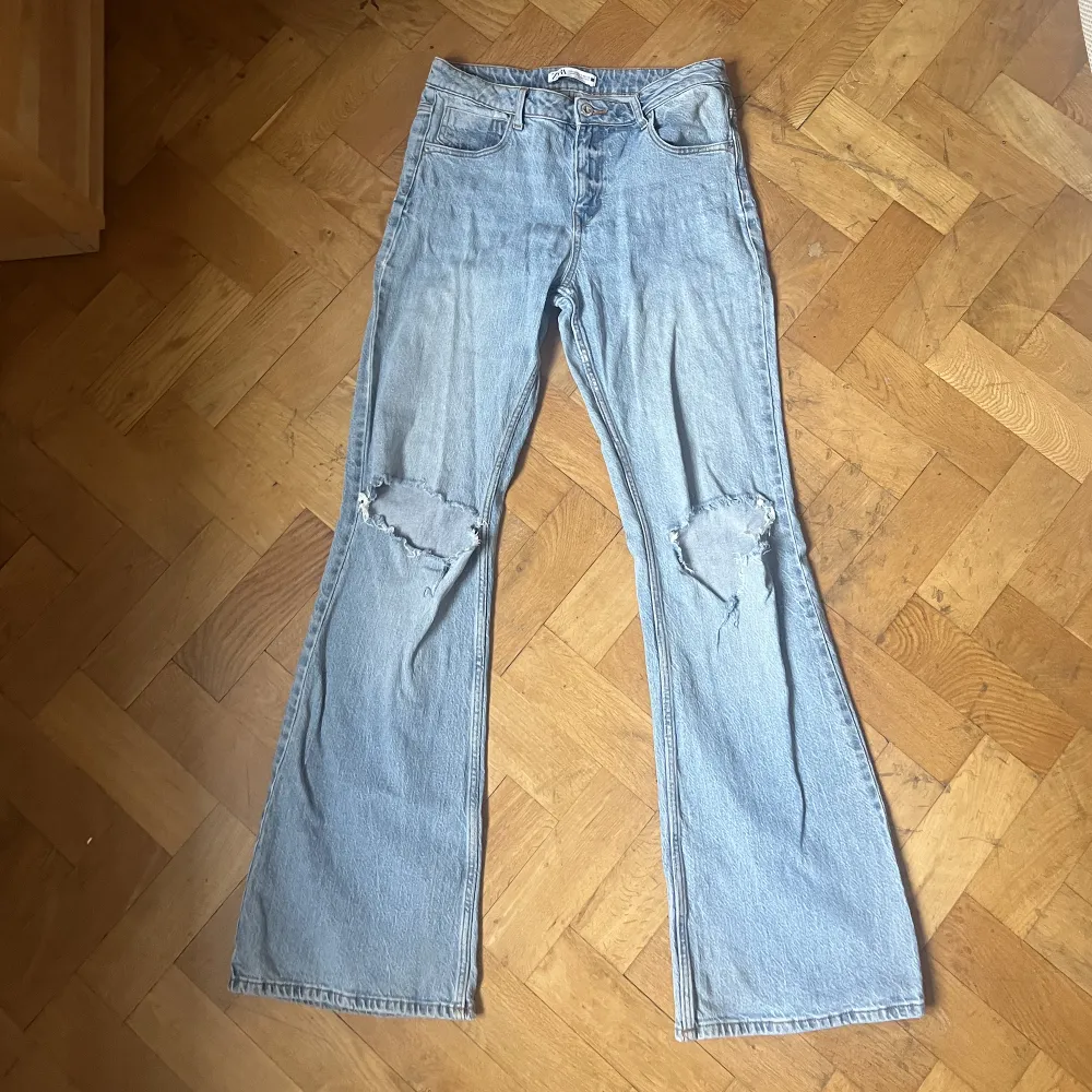 Snygga bootcut jeans från Zara med hål på båda benen, storlek 40💘💘. Jeans & Byxor.