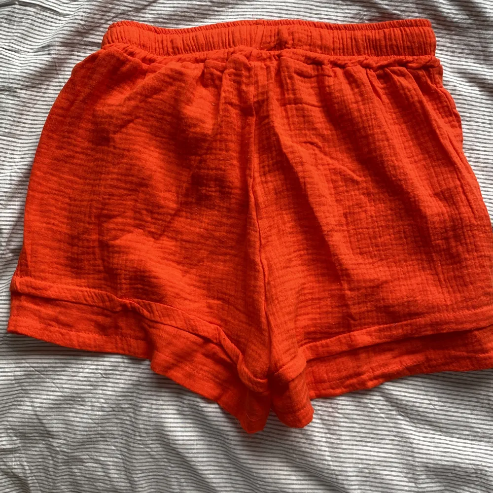 Orangea shorts 🩳som är jättesköna och perfekta när man behöver lite färg i outfiten. 💕. Shorts.