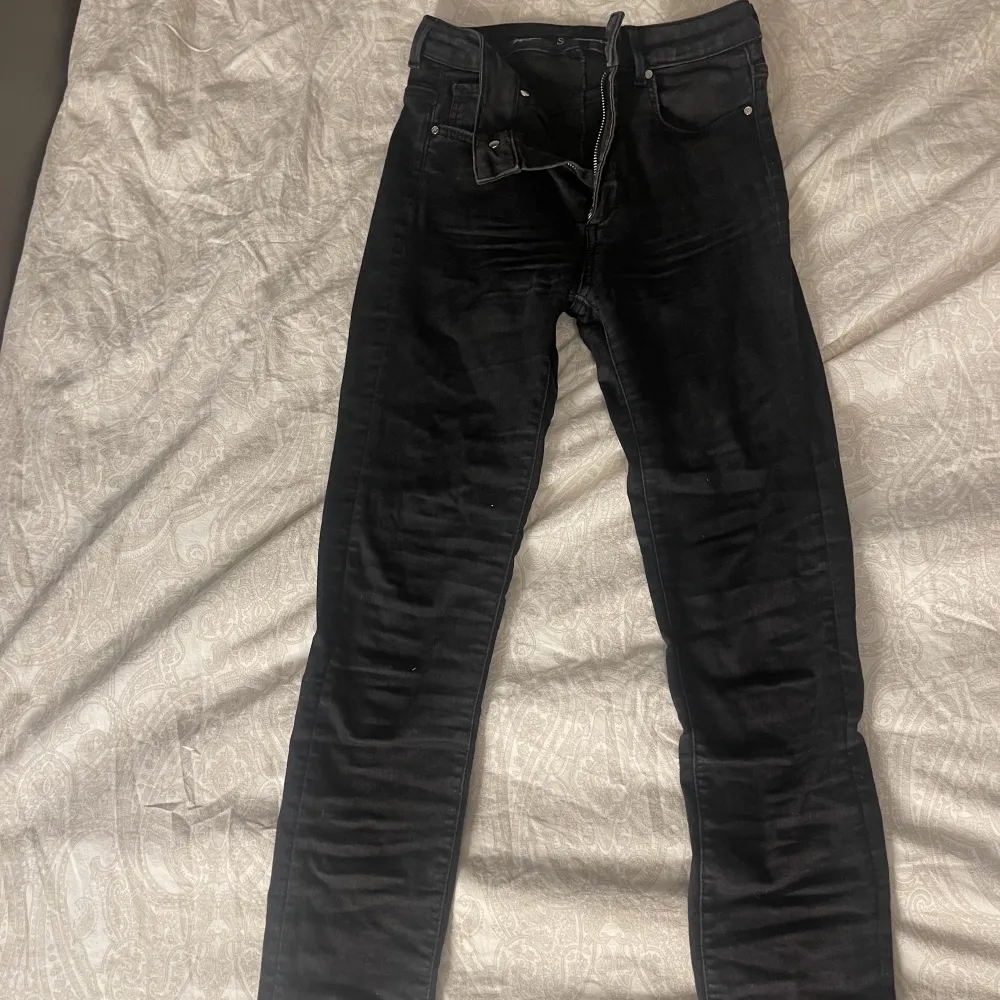 Svarta skinny jeans från bikbok . Jeans & Byxor.