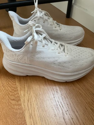 Hoka Clifton  - Löparskor från Hoka i storlek 37.1/3. Använda ett fåtal gånger, saknar kartong. Frakten kostar. 