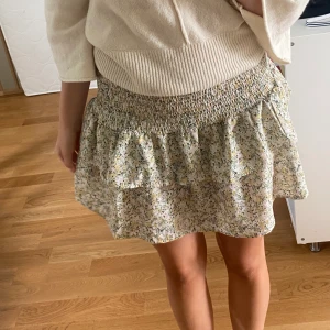 Blommig kjol - Nästan oanvänd kjol med volang. Märket heter dazy men den är köpt på Zalando. Storlek M men passar XS-M. 