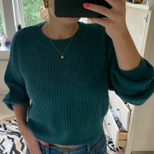 Stickad tröja - Jättefin grön (lite åt det blåa hållet) stickad tröja! Passar XS-M!!!!