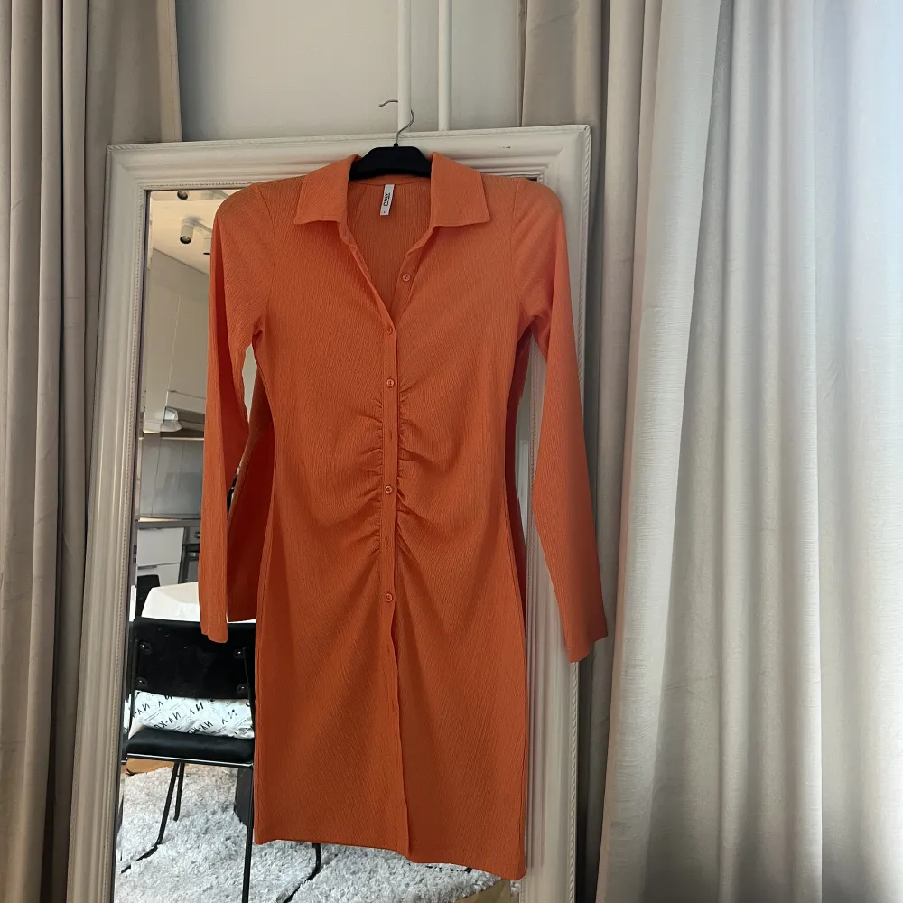 Orange klänning från Nelly, storlek S. Använd 1 gång. . Klänningar.