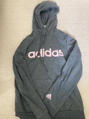 Adidas hoodie - Grå adidas Hoodie med rosa text. Sparsamt använd. Inga fläckar eller defekter. Pris kan diskuteras 🤍🫶🏻 