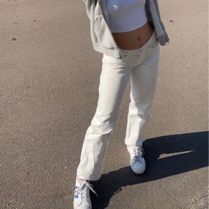 Low waist vita byxor  - Low waist vita byxor från weekday 