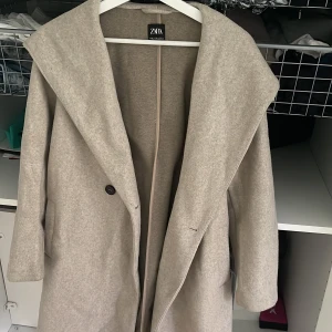 Kappa från zara  - Säljer min ursnygga kappa med en luva från zara! Den är knappt använd o i super skick❤️