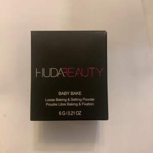 Säljer huda beauty baby bake loose powder i mini format i färgen pound cake. Helt oöppnad och precis köpt. Säljer då jag köpte den stora istället och kommer då inte ha nån användning av denna mini. Köpt i sephora för 259kr💕