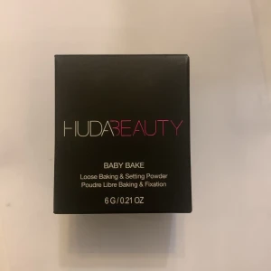 Huda beauty lös puder/oöppnat - Säljer huda beauty baby bake loose powder i mini format i färgen pound cake. Helt oöppnad och precis köpt. Säljer då jag köpte den stora istället och kommer då inte ha nån användning av denna mini. Köpt i sephora för 259kr💕