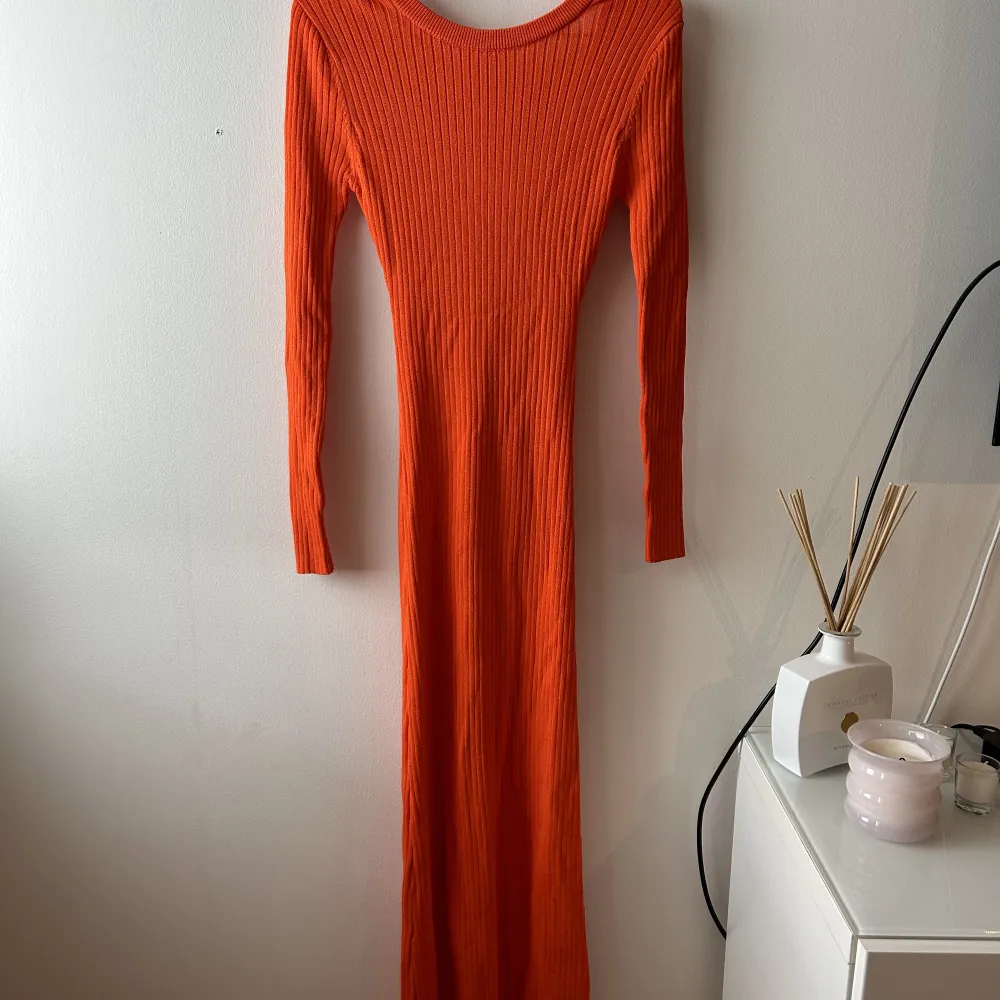 ribbstickad klänning med öppen rygg från Zara. Helt oanvänd. Stark orange färg. Väldigt stretchig så den passar S-M. Klänningar.