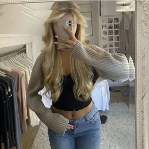 Beige bolero hm🤍 - Säljer min beigea bolero köpt på hm, nyskick, lånade bilder!!🤍