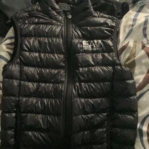 Ea7 väst - Säljer min EA7 väst pga av att den är för liten för mig. Den är i fint skick och riktigt skön nu när de börjar bli höst. Hör av dig om du har några funderingar. Pris kan diskuteras 