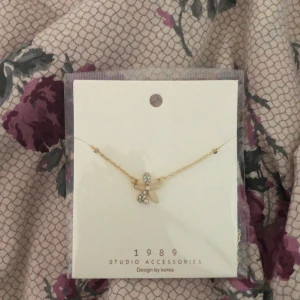 Halsband - Säljer denna halsband som är köpt från Sydkorea. Har aldrig haft den på eller nåt den är helt ny oöppnat oxå.