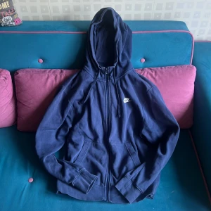 Nike zip hoodie  - En nike hoodie storlek M och marinblå. Inga fläckar på tröjan.  8/10 skick köpare står för frakt.