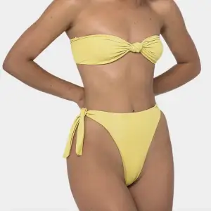 Säljer denna sjukt fina glittriga  bikinin från KHASSANI swimwear.  Bikinin är aldrig använd då toppen var för liten.   Top i storlek S, underdel i storlek M.  Toppen är liten i storleken och går ej att reglera. Underdelen kan regleras. Nypris 1000 kr
