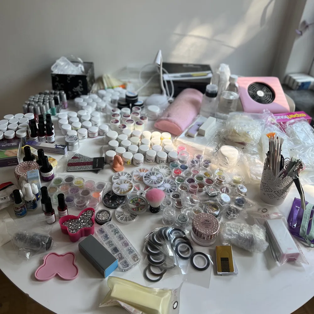 Allt på bilden ingår! Det är bland annat elfil, borstar, byggmaterial, färger, flera nagelbandsoljor att sälja till kunder osv.  Produkterna är för det mesta från nagelgiganten och Needed.  Glitter och stenar är sålda. Övrigt.