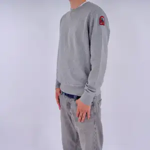 Parajumper Sweatshirt i färgen grå, Skick: Oanvänd. Nypris: 2000 Mitt pris: 750. Lapparna och Tagsen sitter kvar. Limited Edition 