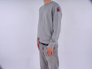 Parajumper Sweatshirt  - Parajumper Sweatshirt i färgen grå, Skick: Oanvänd. Nypris: 2000 Mitt pris: 750. Lapparna och Tagsen sitter kvar. Limited Edition 