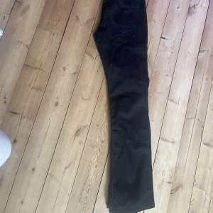 Svarta low rise flared jeans från Acne Studios. Strl 28/32 = ca strl S. Fint skick, använda ca 3 gånger. Jag skickar gärna fler bilder på hur de ser ut. Kan tänka mig gå ner i pris vid snabb affär✨