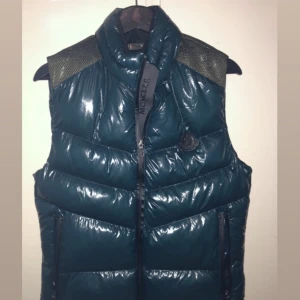 Moncler väst grön  - Oanvänd 