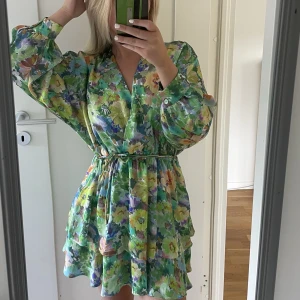 Klänning  - Jättefin sommarklänning från Zara i storlek XS! Använd en gång, säljer då den inte är min stil. Köpt för 500, säljer för 300!!