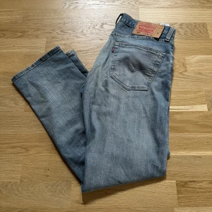 Levis 501  - Säljer oanvända byxor från Levis passar mig inte för små vid röven ahha, har legat i garderoben för länge nu! Nypris: 1200 kr