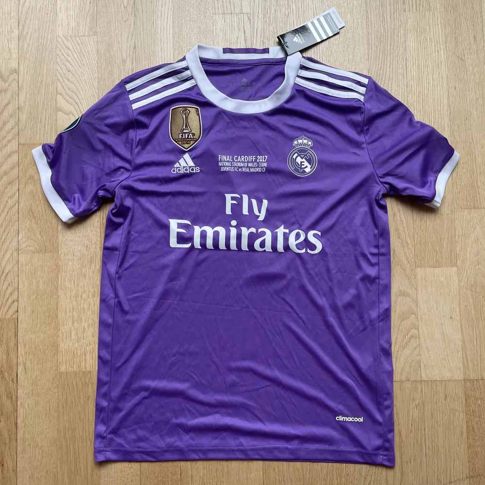 Den världskända Real Madrid tröjan från när Ronaldo gjorde kaos i CL 2017. Storlek S. Perfekt skick har aldrig använts. Alla taggar och märken finns kvar med goaten på ryggen. Pris kan diskuteras. T-shirts.