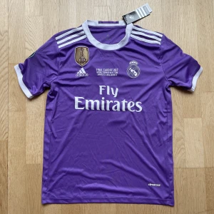 Real Madrid Tröja CR7 - Den världskända Real Madrid tröjan från när Ronaldo gjorde kaos i CL 2017. Storlek S. Perfekt skick har aldrig använts. Alla taggar och märken finns kvar med goaten på ryggen. Pris kan diskuteras