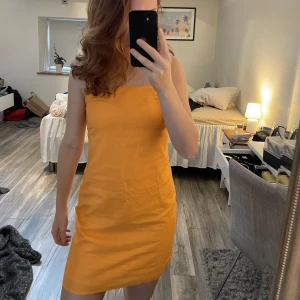 Klänning - Jätte söt klänning i linne som bara är använd 1 gång. Säljer då den inte kommer till användning. Den är 32 i storlek men är som en 34.