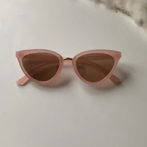 Solglasögon  - Vill bli av med dem kan sänka priset vid snabb köp, vet ej vart fel är ifrån m💘