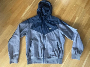 Nike jacka, blå M - Snygg jacka från Nike, kommer inte till användning så bättre att den får ett nytt hem. 