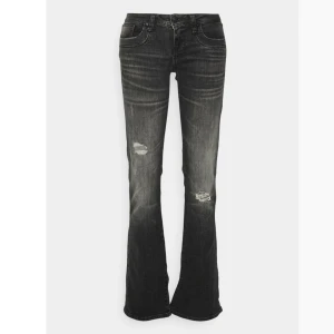 Lågmidjade bootcut jeans strl W28/L36 | LTB - Jättesnygga lågmidjade bootcut jeans i modellen valerie från märket LTB i storlek W28/L36. Jag är 178 cm för referens. De har använts några gånger men är i fint skick. Hör av dig med frågor <3 