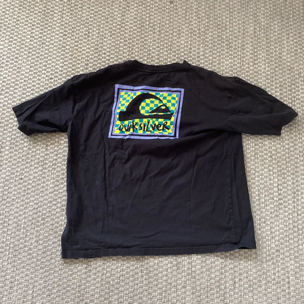 En svart, baggy t-shirt från märket ”quicksilver” tröjan är i ett bra skick. . T-shirts.