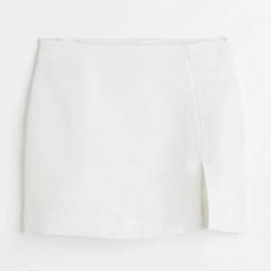 Endast testad, vit mini kjol i linne material. Skön att ha på sig och sitter inte åt alls, deskret dragkedja på sidan. Inte genomskinlig.