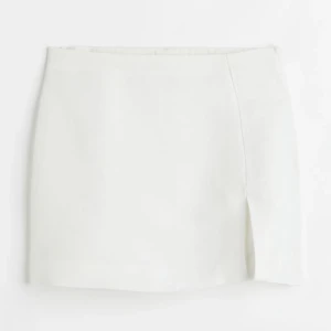 Mini skirt (kjol) - Endast testad, vit mini kjol i linne material. Skön att ha på sig och sitter inte åt alls, deskret dragkedja på sidan. Inte genomskinlig.