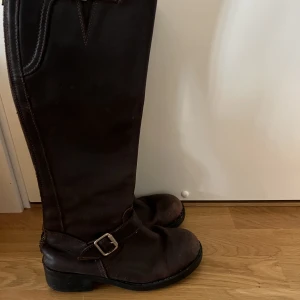 Johnny Bulls boots - Bruna Johnny Bulls boots i strl 37, något stora i strl så passar även en 38. Dessa är använda men fortfarande i dugligt skick.