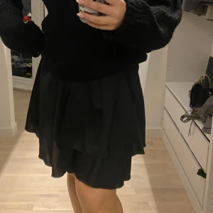 Kjol - Säljer min fina kjol som inte kommit till användning så mycket,  man kan bära den som en topp också💞 
